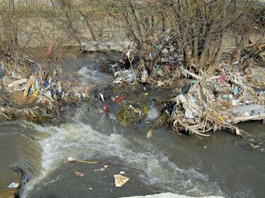 Една трета от канализацията на София се излива директно в река Искър