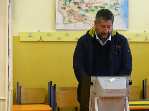 Христо Иванов, съпредседател на Демократична България гласува в 93-то СУ
