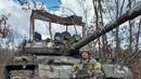 Украинските сили показаха с пленен танк как трябва да се предават руснаците, за да оцелеят