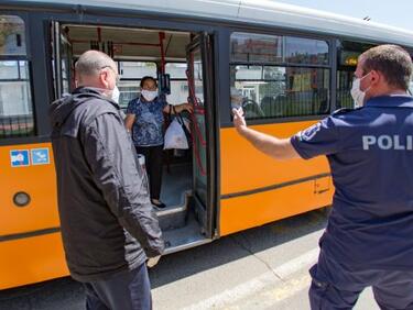 Две жени бият и псуват в автобус в София