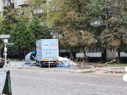 Камион се вряза в спирка на градския транспорт в София,