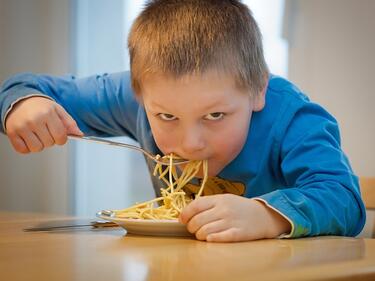 5 опасни храни, с които педиатрите съветват да не храним децата си под 5-годишна възраст