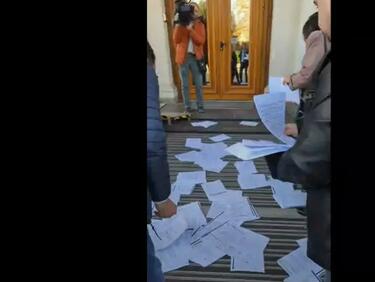Протест срещу връщането на хартиените бюлетини пред Народното събрание