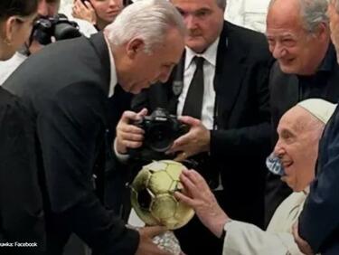  Стоичков подари на Папа Франциск копие от „Златната топка“, която спечели през 1994 година