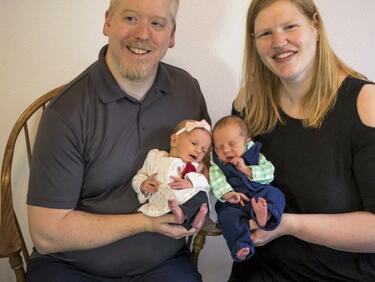 Близнаци се родиха от ембриони, замразени преди 30 години
