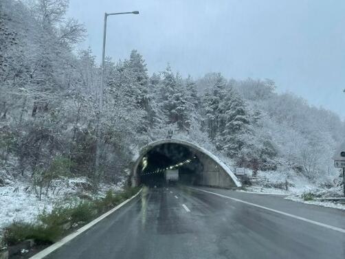 Сняг вали  на АМ Тракия от двете страни на тунела