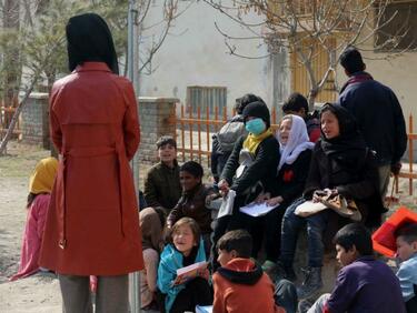 Все повече забрани в Кабул: Майките нямат право да отидат с децата си и в парковете
