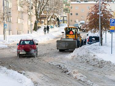 Нов снеговалеж в София, 104 снегорина борят зимната обстановка
