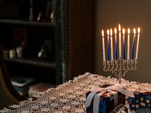 Eврейската общност празнува Ханука – един от най-важните еврейски празници.