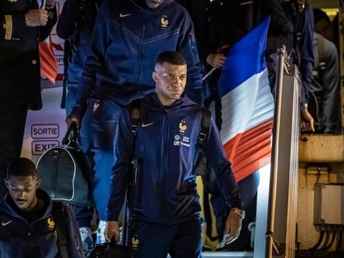 Бурно посрещане на френския национален отбор по футбол в Париж.