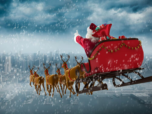 Дядо Коледа вече тръгна от Северния полюс и бързо раздава