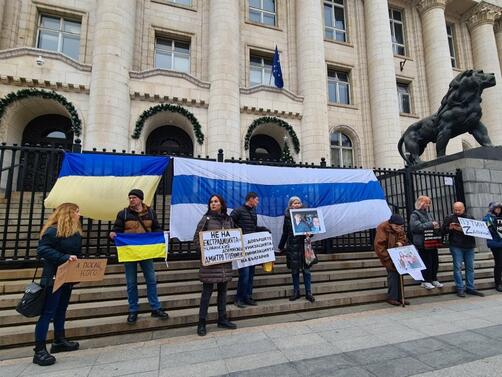 Граждани излязоха на мирен протест пред Съдебна палата срещу екстрадирането