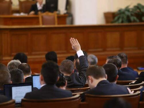 Блицконтролът в парламента започна с отсъствието на служебния премиер Гълъб