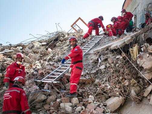 Очакванията са жертвите след мощното земетресение в Турция и последващите