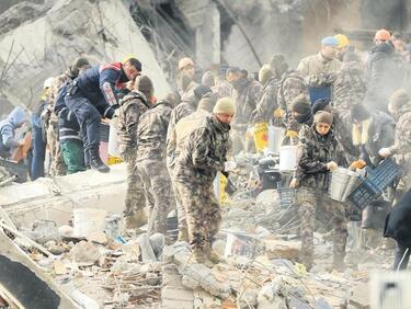 Ново земетресение разлюля Турция, жертвите могат да стигнат 20 000 ВИДЕО+СНИМКИ