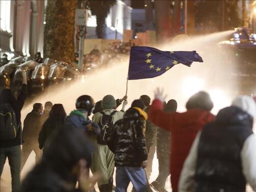 Поредна вечер на тежки сблъсъци и масови протести в Грузия