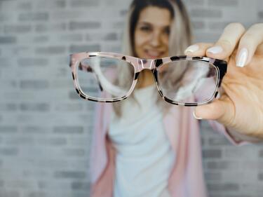 Очила и здраве на очите: Как да се грижим за зрението си