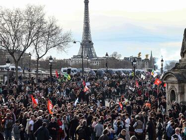 Сблъсъци между протестиращи и полиция във Франция заради пенсионната реформа