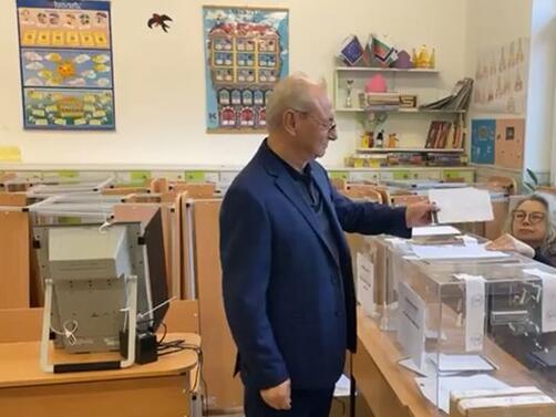 Почетният председател на ДПС Ахмед Доган гласува на изборите за