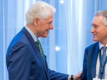 Кирил Домусчиев покани Бил Клинтън в България, президентът прие