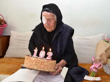 Зверство! За дребни пари племенница преби 103-годишната баба Люба