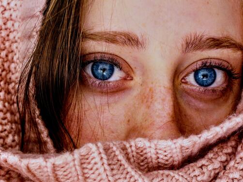 Сини очи са рядко срещани и притежаването им ви осигурява