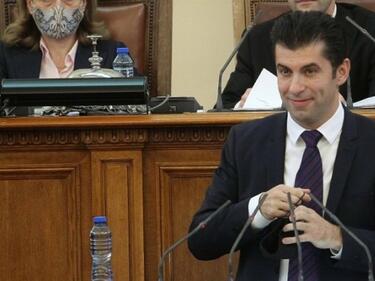 Парламентът прихна в бурен смях след брутален лапсус на Кирил Петков