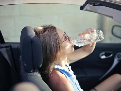 Имате ли навика да оставите бутилка с вода в автомобила