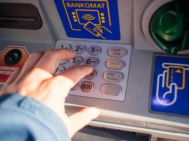 Банките повишиха част от таксите в разгара на лятото