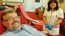 Избраният за мъж на годината Манол Пейков дари кръв насред Парламента