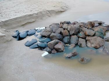 ФОТОФАКТИ Бурята изкопа незаконни отводнителни канали на плажове в Созопол и Китен