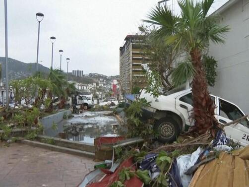 Най малко 27 души са загинали от урагана Отис връхлетял западното