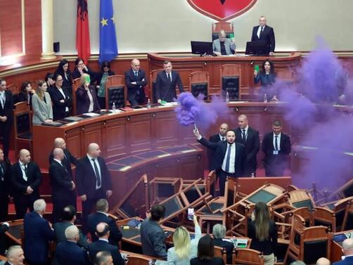 Страшен кютек се разрази в албанския парламент по време на