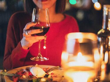 Учените откриха защо червеното вино причинява главоболие
