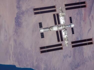 Китай пусна първите панорамни снимки на орбиталната станция Тянгон