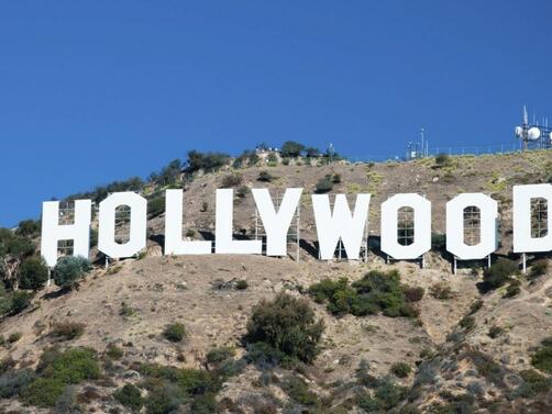 Легендарният надпис Холивуд навърши 100 години. 13-метровите букви се издигат