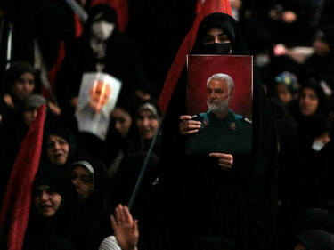 Иран обяви ден на траур след експлозиите убили 95 души, събрали се в памет на знаков генерал