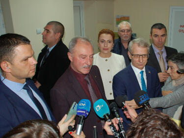 Денков захапа Радев