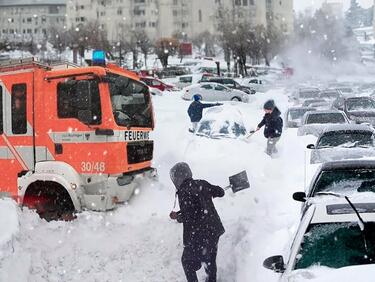 В Германия е страшно - леден дъжд и обилен сняг блокираха транспорта! Червеният кръст на крак