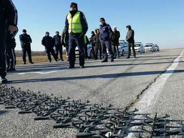 Полицаи "преследваха" нарушители с автомобили и разпъваха ленти с шипове