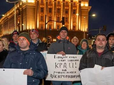 В Морската столица: Протест в памет на убития Пейо, бащи искат край на тормоза от майките