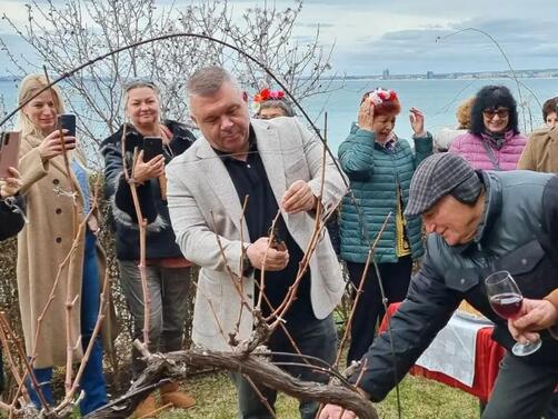 Един тон червено вино букет раздават днес в центъра на