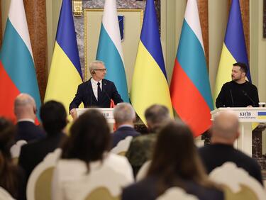 Премиерът Денков към президента Зеленски: Подкрепата ни за Украйна е защита за нас самите