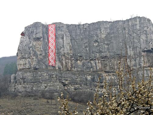 Спуснаха гигантска мартеница от скалите срещу село Гара Лакатник Мартеницата