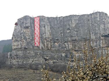 Спуснаха гигантска мартеница от скалите срещу село Гара Лакатник
