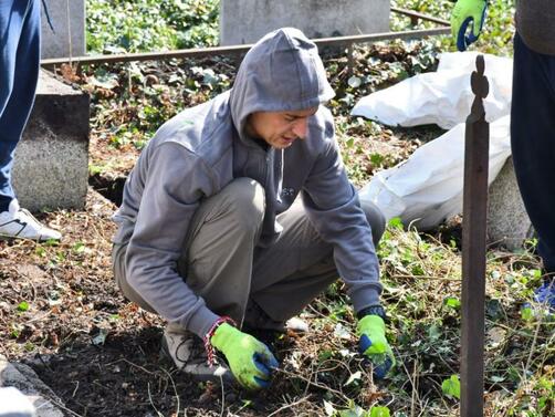 Доброволци разчистват от храсти и боклуци Централни софийски гробища След