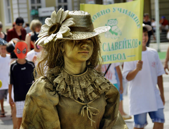 В най-старата в Ямбол църква "Пресвета Троица" бе отслужена празнична  литургия по повод деня на Свети Дух и деня на Ямбол.  Литургията бе  водена от Сливенският митрополит Йоаникий в съслужение с ямболски  свещеници и монахини.