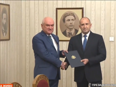 Радев връчи мандата за съставяне на кабинет на Димитър Главчев ВИДЕО