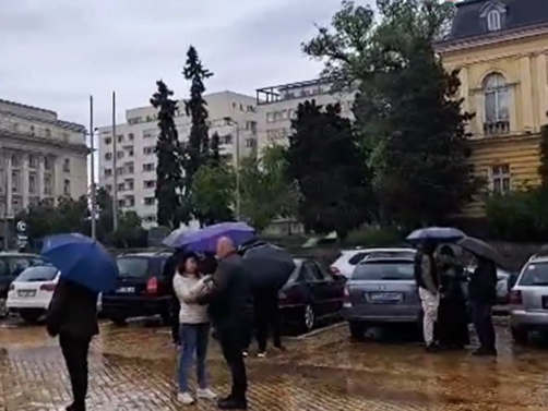 Десетки енергетици и миньори протестираха под дъжда в София във