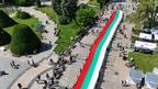 Стотици ученици, учители и родители шестваха с 60-метров национален трибагреник в Русе